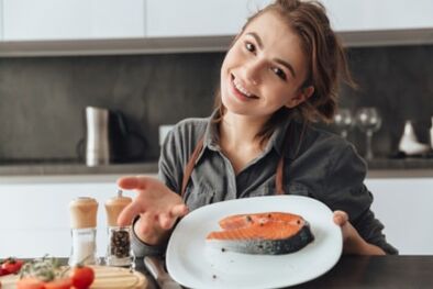Mladá dívka s pstruhový steak